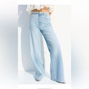 H&M Lightwash high waisted jeans